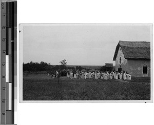 The church and its congregation, Sikonge, Unyamwezi, Tanzania, ca.1929-1930