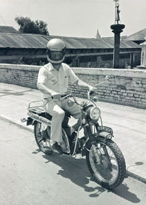 Generalsekretær i Dansk Santalmission, Jørgen Nørgaard Pedersen på motorcykel i Kathmandu, Nepal, april 1986