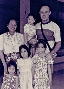 Familien Elizabeth Padillo og Jens Christian Olesen med deres fire børn: Anna, Jenny, Maya og Philip i Cebu, Filippinerne, september1994. - (Elizabeth Padillo og Jens Christian Olesen var udsendt af Dansk Santalmission til Filippinerne, 1991-95)