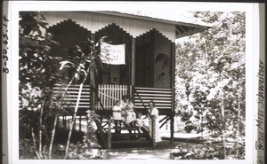 Frau Miss. Schweitzer, Frau Miss. Göttin m. d. Kindern vor dem Miss.haus i. Nanga Bulik