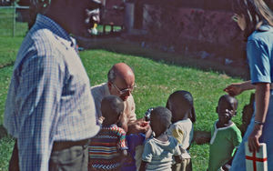 Biskop Olav C. Lindegaard (fra Haderslev Stift, 1980-99), besøger Ntoma Børnehjem i Bukoba, Tanzania, december 1984