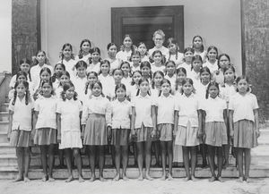 West Bengal, Nordindien. Narainpur Pigekostskole, 1978. Bagerst ses missionær Ellen Laursen, skolens leder fra 1951-75