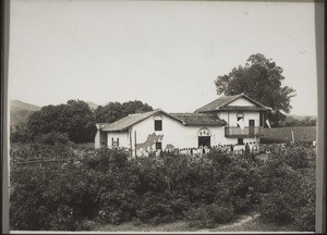 Aussenstation Kyufo (Hoschuwan). Neubau mit Schule. In dem erhöhten Teil ist das Zimmer für den besuchenden Missionar, enthaltend Bettbretter, 1 Stuhl ohne Lehne, 1 kleinen, rohen Tisch