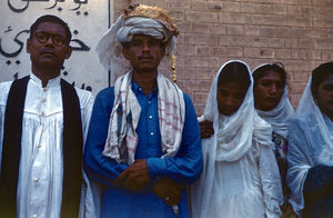 Pakistan, NWFP. Pastor Albert T. Chand (tv). Her ses han med lokale kristne udenfor Mardan Kirke