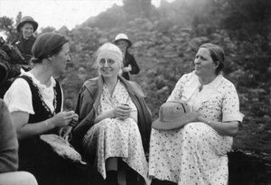 Karen Bardenfleth and Mette Anne Pedersen on holiday at Kotagiri, ca. 1935