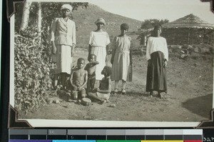 Ndhlova Zulu's wife and some of his children, Eotimati, South Africa, (s.d.)