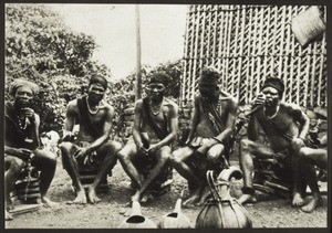 Die Männer von dem Trinkhaus. Phot. Zürcher