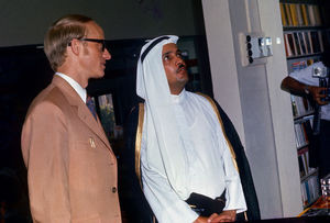 Sheikh Isa Al Khalifa, Informationsminister i Bahrain ser på Family Bookshops udvalg af bøger sammen med Director Jørgen Nørgaard Pedersen