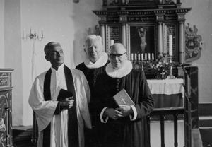 Fra venstre: pastor Kumud R. Ghose, Suri, NELC, Nordindien, pastor Hans Peter Hansen Kampp og provst Immanuel Mandrup i Brejning kirke, Vestjylland. (Foto ca. 1956)