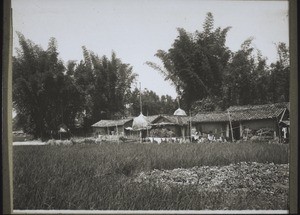 Die nächsten Nachbarn der Station Hoschuwan. Richtiges Hakkahaus mit Haupthaus, aber nur einem Seitenhaus (links). Lehmhaus, nicht getüncht