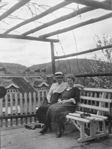 En eftermiddag i Siuyen hospitalshave, 1926. Fru Nielsen (Anna Bothilde?) og fru Helga Sørensen