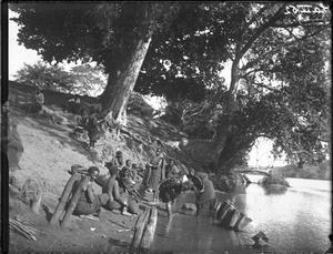 African women on the bank of the Incomáti, Antioka, Mozambique, ca. 1916-1930
