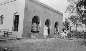 Mohulpahari, Santal Parganas, Nordindien. Det lille spedalskhedshospital i Saldoha, 1930. Den amerikanske missionær og sygeplejerske, Anna Olesen ses på trappen