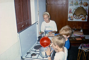 Den Norske Skole i Kathmandu, Nepal, 1991. 4.-6. klasse, som har fælles undervisning, kan også være opdelt i andre grupper. Her gælder det hjemkundskab