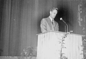 Professor dr. Theol Kay Baagø taler ved landsmødet i Herning i september 1964