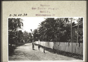 Back street' in Bandjermasin. 'Straat Blakang.' Mrs Bart and children