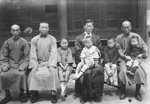 Fra dåb i Changchun 1926: Dåben forrettet af pastor Jen. Alle døbte er fra samme familie. Stamfaderen er den gamle mand med barnet i skødet