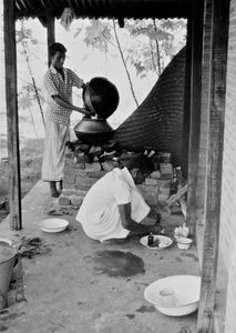 Fra det første Synodemøde i Bangladesh Lutherske Kirke/BLC, Saraswatipur 1980. Middagsmaden forberedes