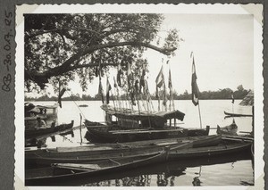 Beflaggte Boote fahren zum Fest