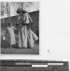 Maryknoll Sister with a child at Fushun, China, 1938