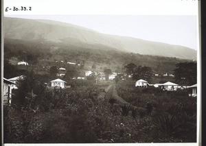 Ansicht von Buea. Auf der Anhöhe das Gouvernementsgebäude. Im Hintergrund Miss.-Stat