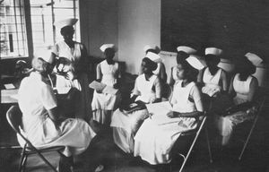 Nordindien, Santal Parganas. Sygeplejeskolen ved Mohulpahari Hospital, grundlagt af den amerikanske missionær og sygeplejelærer, Alice Axelson i 1953 som en 2-årig sygepleje/jordemoderuddannelse, med officiel godkendelse fra 1956. Skolen udviklede sig løbende, blev i 1968 udvidet med en ny fløj og opgraderet til "General Nursing Training School" med et 3-årigt program