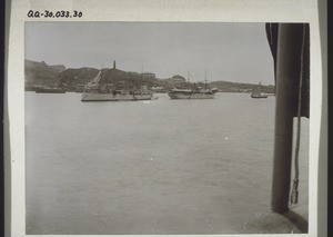 Eingang in den Hafen v. Aden. Hintergrund Festung, vorn zwei Kriegsschiffe