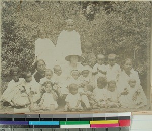 Ragnhild Soerensen together with three Malagasy women and many children, Soavina, Madagascar, ca.1929