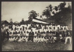 Pastor Isaak Mukonge z. Victoria mit dem Gesangsverein Seraphim zu Bota bei Victoria. Rechts ist der Lehrer Emil Caspar Mulundo, Gesangführer. Ordiniert 4.8.17