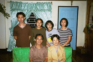 Syd-Syd missionærer i Cambodia, Beatrice og Juanito Basalong med familie i deres hjem, Manila, Filippinerne, november 2001