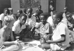 Tanganyika (fra 1964 Tanzania). Kibeta-skolen for skandinaviske missionærbørn, Bukoba. Der arbejdes med kludeklip i denne gruppe. Ud over gårdspladsen arbejder 100 børn (afrikanske, svenske, tyske og danske) med forskellige typer af formning. (Anvendt i: Dansk Missionsblad nr 14/1964)