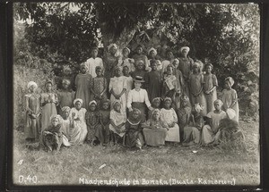 Girls' School in Bonaku (Duala, Cameroon). Miss Bucher unter a tree