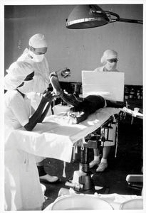 Nordindien, Assam, Operation på Sevapur Hospital. (Foto 1964-67). Fra venstre: Den norske læge, dr. med. Bjørn Høivik og sygeplejerske Hilma Gjerde, USA