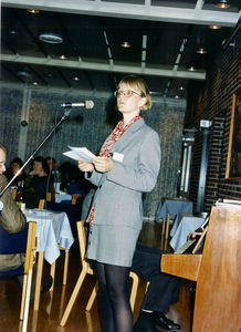 DMS-repræsentantskabsmøde på Nyborg Strand i 1996. Karen Kjær Baggesgaard taler