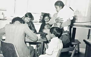 Patan Hospital i Kathmandu, Nepal. Forældre bringer deres børn til lægetjek,1985