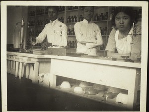 Njug Fo, meine Gehilfin; Banjong u. Wun fa meine Pfleger in der Apotheke 1939