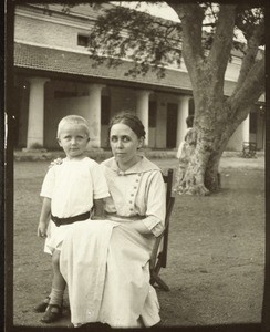 Frau Straub mit Eberhard. Two prisoners of war Bellary 1915