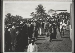 Bilder vom Umzug am Jubiläum in Akropong 1928. Lehrer i. europ. Kleidung b. Umzug