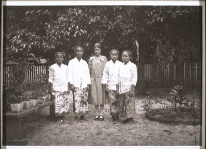 Confirmation candidates in front of the mission house