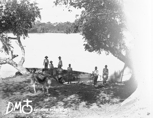 Flat-bottomed boat on the Incomáti, Antioka, Mozambique, ca. 1896-1911