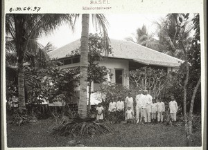 Missionshaus Mengatip. (Miss. Kühnle mit Frau & Miss. Baier)