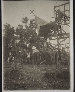 Kapelle Buea. Wie der Turm aufgesetzt wird