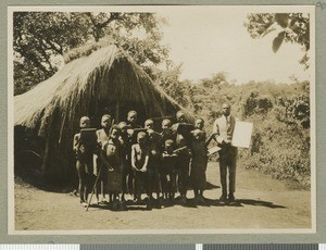 Teacher and class, Eastern province, Kenya, December 1924