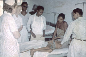Behandling af patienter, Sevapur Hospital, Assam, Nordindien. Hospitalet grundlagt af lægemissionær Otto Forman og indviet 1948. Dr. Johs. G. og Karen Andersen startede deres missionærarbejde her, 1953-58