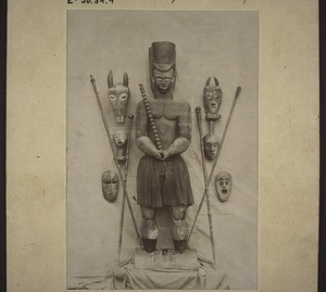 Götze Dikoki (?); Masken und Stäbe zum Losangodienst. Kamerun