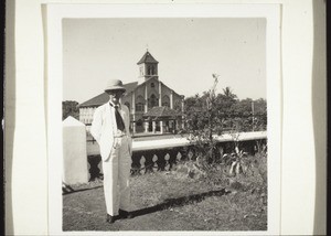 Prof. Schlunk vor der Balmatha-Kirche