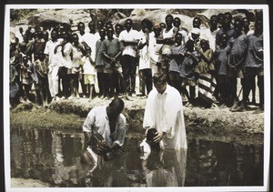 Missionar Scheytt bei einer Taufe in der Nähe von Gavva/Nord-Nigeria