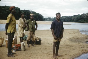 Carriers having a break, Mbam river, Centre Region, Cameroon, 1953-1968