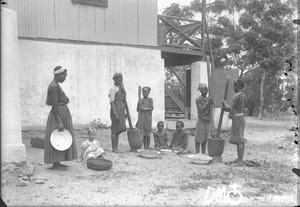 Women preparing a Christmas meal, Matutwini, Mozambique, 1908