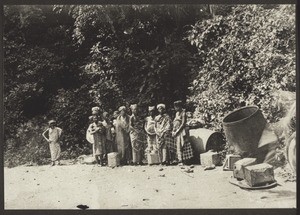 Frauen auf dem Oelmarkt am Fusse der Akwapim-Berge zwischen Aburi und Abokobi, 1899